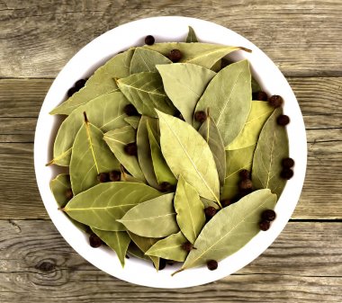 kase üzerinde ahşap masa defne yaprağı kurutulmuş