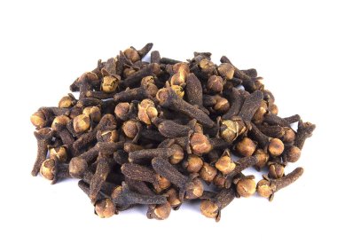 Kuru karanfil izole üzerinde beyaz arka plan baharat