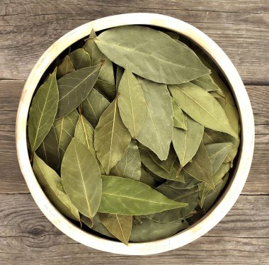 kase üzerinde ahşap masa defne yaprağı kurutulmuş
