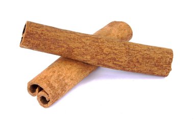 Tarçın çubukları beyaz arkaplanda izole