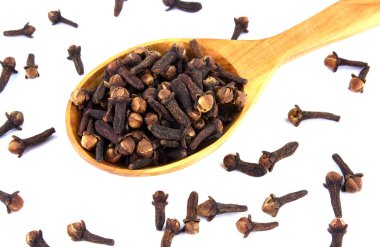 Kuru karanfil izole üzerinde beyaz arka plan baharat