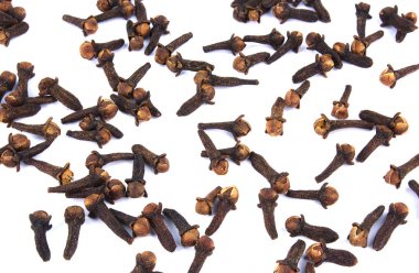 Kuru karanfil izole üzerinde beyaz arka plan baharat