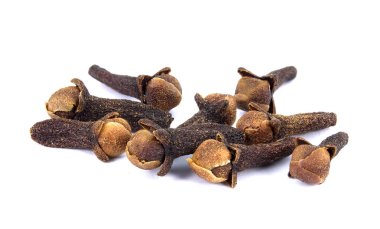 Kuru karanfil izole üzerinde beyaz arka plan baharat