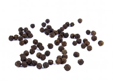 Beyaz arka plan üzerinde izole karabiber yığını 