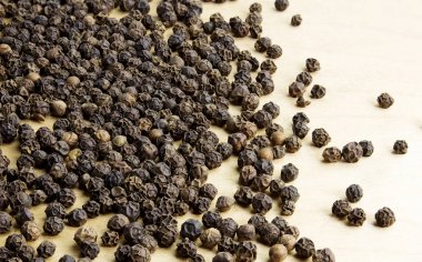 Karabiber ahşap bir masa üzerinde yığını