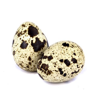 Beyaz arka planda izole edilmiş bıldırcın yumurtası.