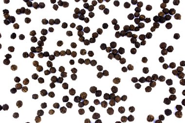 Beyaz arka plan üzerinde izole karabiber yığını 