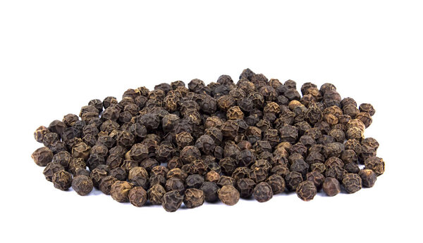 Куча черного перца на белом фоне
 