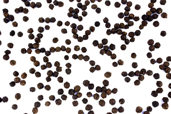 Beyaz arka plan üzerinde izole karabiber yığını 