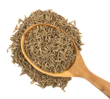 Beyaz arka plan üzerinde izole kaşığı kimyon tohumları