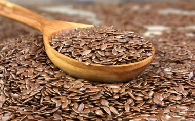 Keten tohumu dağılmış taneleri ahşap DPT ile ahşap arka plan üzerinde