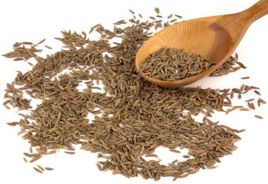 Beyaz arka plan üzerinde izole kaşığı kimyon tohumları