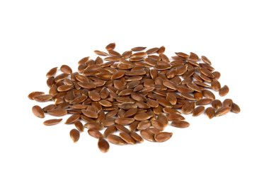 Beyaz bir arka plan üzerinde keten tohumu. Olarak da bilinen keten tohumu, keten tohumu bir