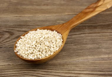 Ahşap arka plan üzerinde beyaz susam