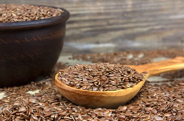 Kase üzerinde ahşap dağınık tahıllar ile keten tohumu wi arka plan