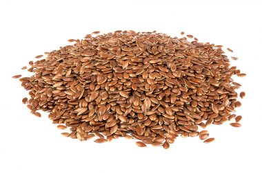 Beyaz bir arka plan üzerinde keten tohumu. Olarak da bilinen keten tohumu, keten tohumu bir