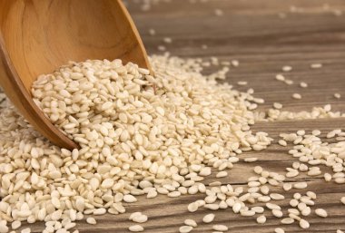 Ahşap arka plan üzerinde beyaz susam