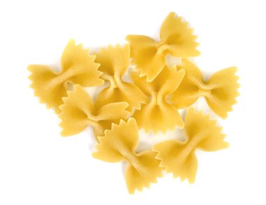 Beyaz arkaplanda izole edilmiş farfalle macunu yığını