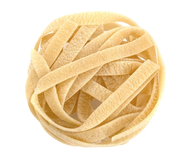 Ninho de fettuccine de pasta italiana isolado em fundo branco — Fotografia de Stock