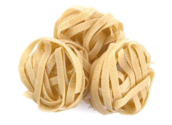 Ninho de fettuccine de pasta italiana isolado em fundo branco — Fotografia de Stock