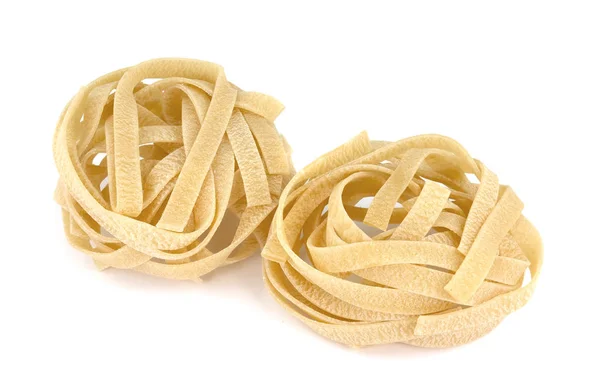 Ninho de fettuccine de pasta italiana isolado em fundo branco — Fotografia de Stock