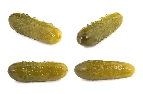 Gemarineerde gepekelde komkommers geïsoleerd op witte achtergrond — Stockfoto