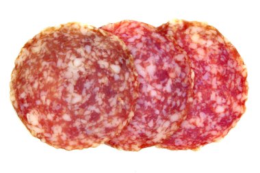 Beyaz arka planda izole edilmiş salam sosisi dilimleri