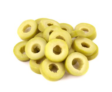 Beyaz arkaplanda izole edilmiş yeşil zeytin dilimleri 