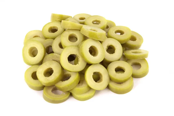 Beyaz arkaplanda izole edilmiş yeşil zeytin dilimleri 