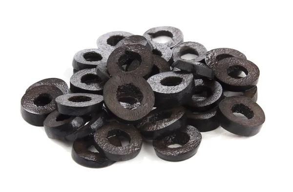 Beyaz arka planda izole edilmiş siyah zeytin dilimleri