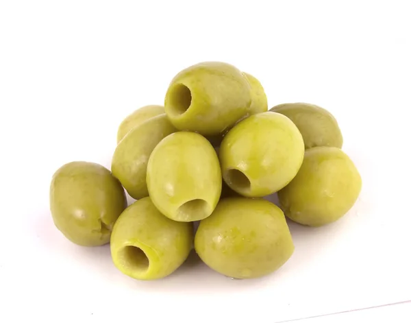 Зеленые оливки на белом фоне — стоковое фото
