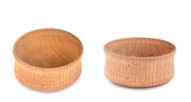 Boş ahşap kase ya da beyaz arka planda izole edilmiş fincan 