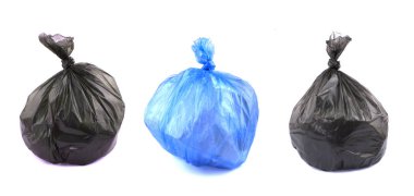 Beyaz arka planda izole edilmiş çöp torbaları..