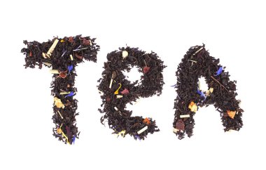 Beyaz arka planda kuru siyah çay yaprakları, lezzetli, doğal