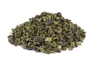 Kuru yeşil çay yaprakları beyaz arka planda izole, lezzetli, doğal