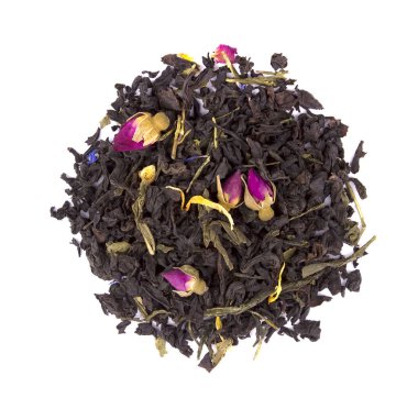 Kuru siyah çay ve çiçek yaprakları ve beyaz arka planda izole gül tomurcukları, lezzetli, doğal