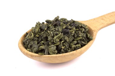 Tahta kaşıkta kuru yeşil çay, beyaz arka planda izole, lezzetli, doğal.