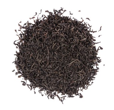 Beyaz arka planda kuru siyah çay yaprakları, lezzetli, doğal