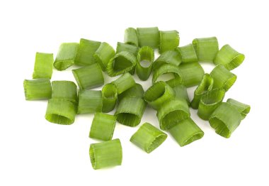 Kırpılmış soğanlar, taze kesilmiş taze soğanlar beyaz arka planda izole edilmiş.