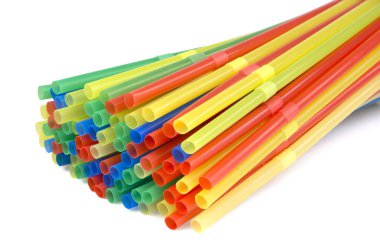 Beyaz arkaplanda izole edilmiş renkli plastik pipetler.