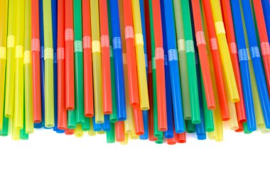 Beyaz arkaplanda izole edilmiş renkli plastik pipetler.