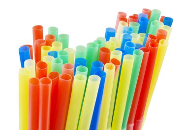 Beyaz arkaplanda izole edilmiş renkli plastik pipetler.