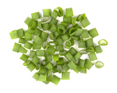 Kırpılmış soğanlar, taze kesilmiş taze soğanlar beyaz arka planda izole edilmiş.