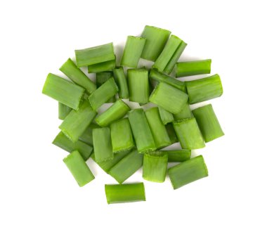 Kırpılmış soğanlar, taze kesilmiş taze soğanlar beyaz arka planda izole edilmiş.