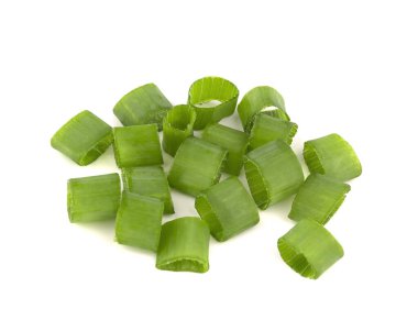 Kırpılmış soğanlar, taze kesilmiş taze soğanlar beyaz arka planda izole edilmiş.