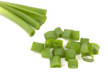 Kırpılmış soğanlar, taze kesilmiş taze soğanlar beyaz arka planda izole edilmiş.