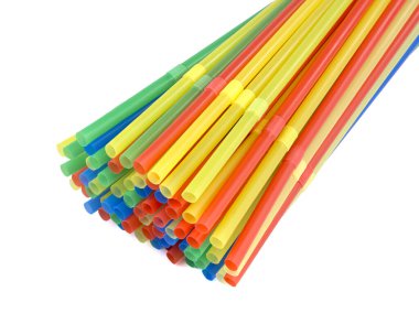 Beyaz arkaplanda izole edilmiş renkli plastik pipetler.