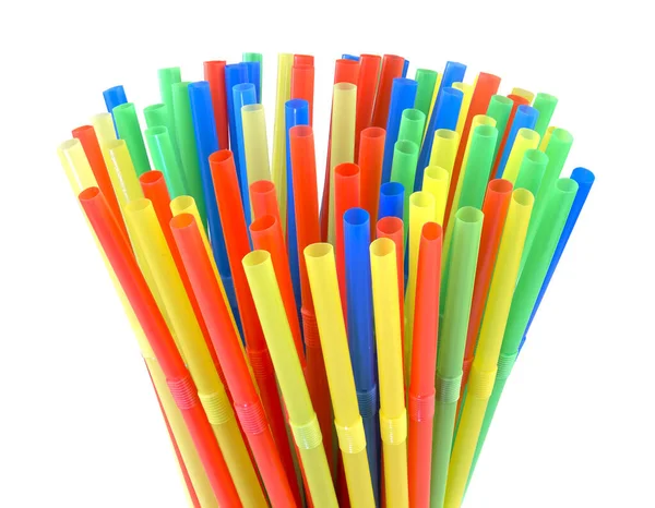 Beyaz arkaplanda izole edilmiş renkli plastik pipetler.