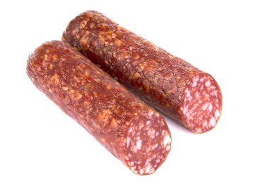 Beyaz arka planda izole edilmiş İtalyan füme sosis salamı.