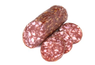Beyaz arka planda izole edilmiş İtalyan füme sosis salamı.